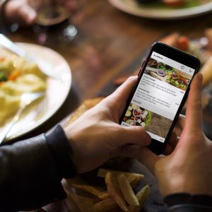 La carta digital de OídoCocina siendo utilizada en un restaurante